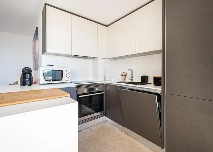 Beguest Aveiros View